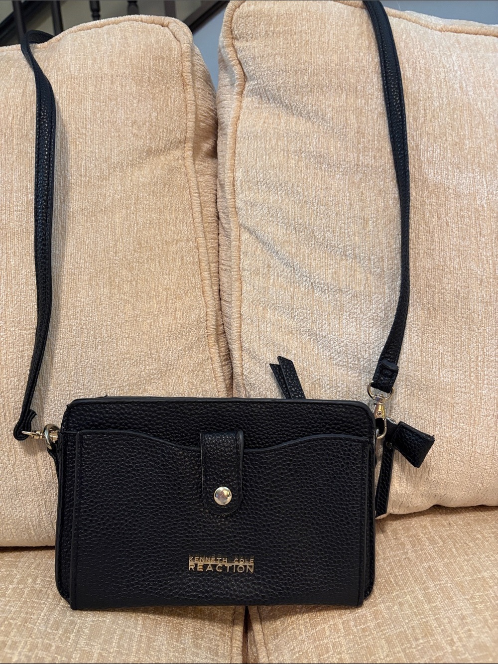 Kenneth Cole Reaction Black Pebbled Crossbody Purse and Wallet